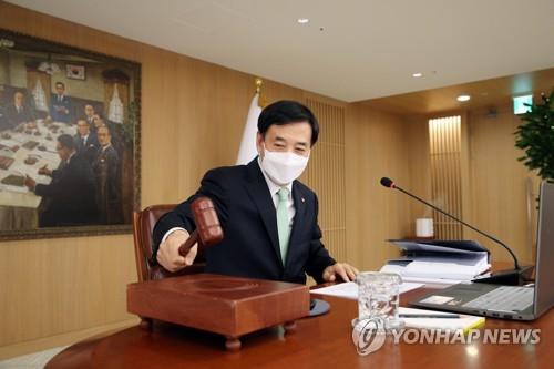 Bank of Korea Gov. Lee Ju-yeol bangs his gavel at the start of a BOK monetary policy board meeting at the South Korean central bank in Seoul on Feb. 27, 2020, in this photo provided by the BOK. (PHOTO NOT FOR SALE) (Yonhap)