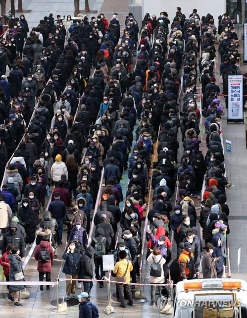 People form a long line outside a department store in Seoul on March 3, 2020, to purchase face masks amid concern over the spread of the new coronavirus. (Yonhap)