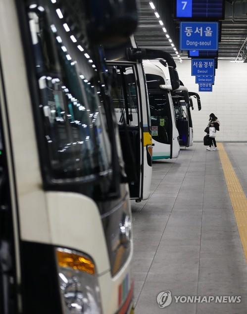 A bus stand at a train station is almost deserted in the southeastern city of Daegu on March 4, 2020, as people avoid going out amid the spread of the new coronavirus. (Yonhap)