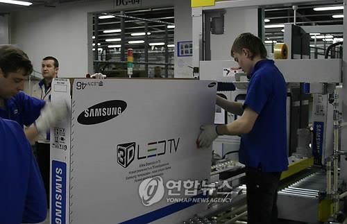 This photo taken in 2010 shows Samsung Electronics Co.'s workers at its TV plant in Kaluga, Russia. (Yonhap)