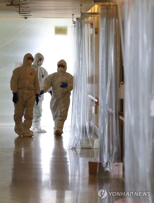 Medical workers ventilate an empty ward at a hospital in the southeastern city of Daegu on April 10, 2020, where patients infected with the new coronavirus have been treated. (Yonhap)