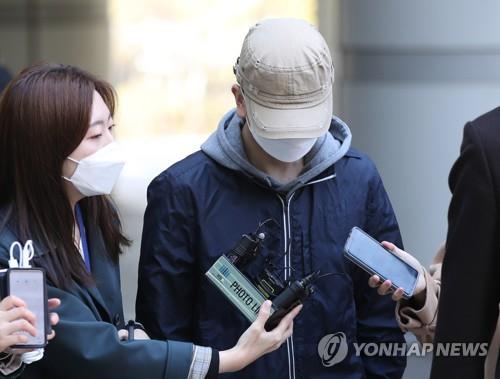 Kang Hun, an 18-year-old accomplice in the operation of an illegal Telegram messenger chat room dubbed Baksabang, arrives at the Seoul Central District Court on April 9, 2020, to attend his arrest warrant hearing. (Yonhap)