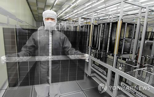 This Yonhap file photo shows LG Display Co.'s production plant for smartphone displays. (Yonhap) 