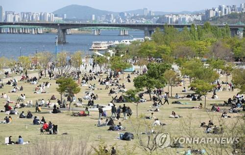 Citizens visit Hangang Park in Seoul on April 26, 2020, the first Sunday since the government eased its social distancing rules amid a slowdown in new coronavirus cases. (Yonhap) 