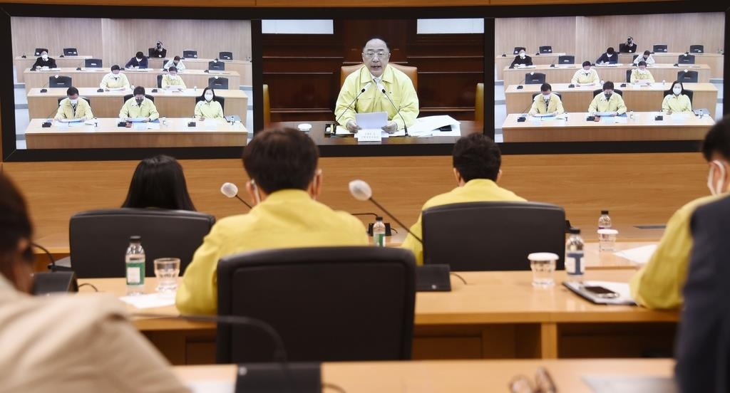 Finance Minister Hong Nam-ki speaks during a videoconference with officials on April 27, 2020. in this photo provided by the ministry. (PHOTO NOT FOR SALE) (Yonhap)