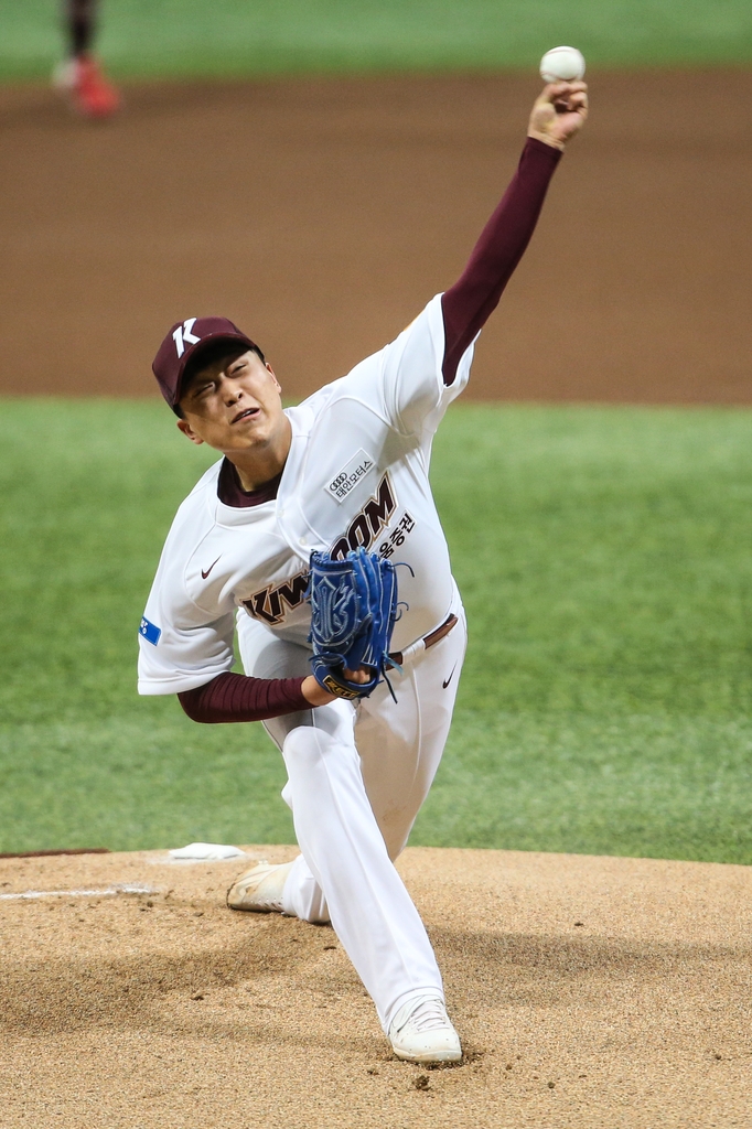 This photo, provided by the Kiwoom Heroes on April 27, 2020, shows the Korea Baseball Organization club's pitcher Lee Seung-ho in action against the LG Twins in a preseason game at Gocheok Sky Dome in Seoul. (PHOTO NOT FOR SALE) (Yonhap)