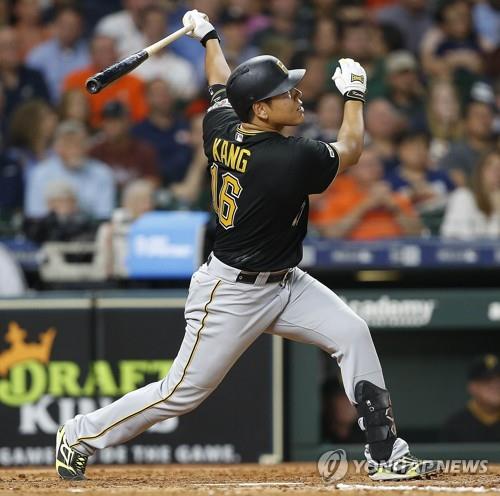 In this Getty Images file photo from June 26, 2019, Kang Jung-ho of the Pittsburgh Pirates hits a two-run home run against the Houston Astros in the top of the sixth inning of a Major League Baseball regular season game at Minute Maid Park in Houston. (Yonhap)