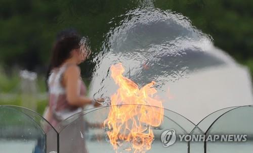 This file photo, taken on Aug. 13, 2019, shows a citizen walking in a public park in Seoul amid a heat wave advisory. (Yonhap)
