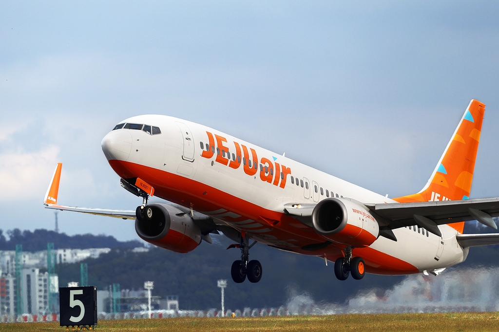 (LEAD) Jeju Air shifts to Q1 loss on virus fallout - 1