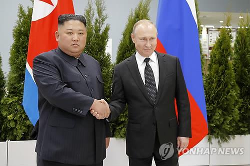 This photo released by the Associated Press shows North Korean leader Kim Jong-un (L) shaking hands with Russian President Vladimir Putin before their first summit at Far Eastern Federal University in Russia's Pacific port city of Vladivostok on April 25, 2019. (Yonhap)