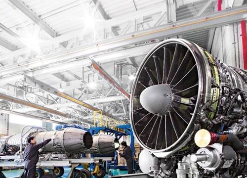This file photo provided by Hanwha Aerospace shows the manufacturing process of an aircraft engine at the company's plant in Changwon, 400 kilometers south of Seoul. (PHOTO NOT FOR SALE) (Yonhap) 
