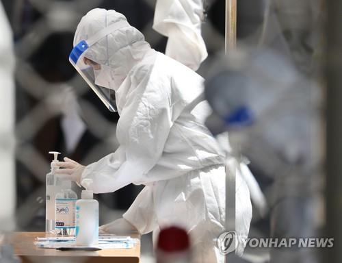 Quarantine officials work at a clinic in Seoul on May 14, 2020. (Yonhap) 