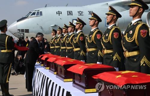 Chinese Ambassador to South Korea Qiu Guohong drapes a Chinese flag over a box containing the remains of a Chinese soldier killed in the 1950-53 Korean War at Incheon International Airport, west of Seoul, on April 3, 2019. The repatriation was the sixth of its kind since South Korea and China agreed in 2014 to bring back the remains of Chinese soldiers who were killed while fighting alongside North Korean soldiers during the three-year conflict. (Pool photo) (Yonhap)