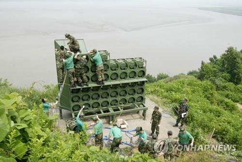 This file photo taken on June 16, 2004, shows South Korean soldiers dismantling propaganda loudspeakers targeting North Korean soldiers at a border unit. The defense ministry said on April 30, 2018, that it would withdraw such loudspeakers from May 1 in accordance with agreements made at the recent inter-Korean summit. (Yonhap)