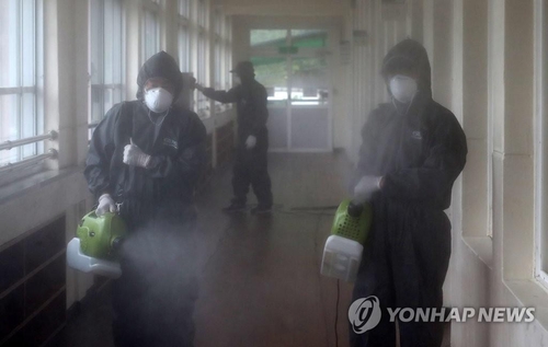 A disinfection crew sprays disinfectant at Cheondong Elementary School in Daejeon on June 30, 2020. (Yonhap)