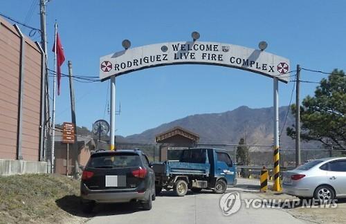 This file photo taken on April 4, 2016, and provided by the Pocheon city government shows a truck blocking the entrance of the Rodriguez Live Fire Complex in Pocheon, Gyeonggi Province, in protest over noise pollution. (PHOTO NOT FOR SALE) (Yonhap)