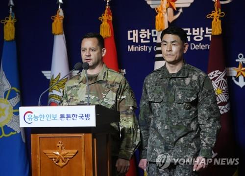 Col. Lee Peters (L), director of Combined Forces Command public affairs, gives a briefing on the postponement of a combined command post drill with South Korea at the defense ministry building in Seoul on Feb. 27, 2020. Next to Peters is Col. Kim Jun-rak, head of the public relations office of South Korea's Joint Chiefs of Staff. (Pool photo) (Yonhap)