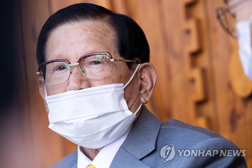 This file photo, taken March 2, 2020, shows Lee Man-hee, the founder of the Shincheonji Church of Jesus, holding a press conference in Gapyeong, east of Seoul. (Yonhap) 