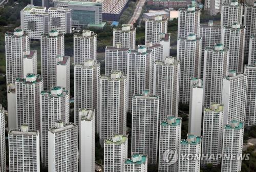 This photo taken July 15, 2020, shows high-rise apartment buildings in the southeastern Seoul ward of Songpa as seen from an observatory at Lotte World Tower, also in Songpa. Songpa is regarded as one of the four southern Seoul wards where housing prices are higher compared with other areas of the capital. (Yonhap)
