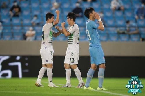 Jeonbuk close gap on Ulsan in two-horse race for K League title