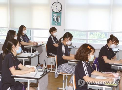Seniors wearing face masks attend class amid the coronavirus pandemic, at Daedeok Girls High School in the southeastern port city of Busan on Aug. 25, 2020. (Yonhap)