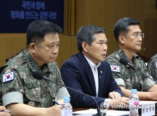 Defense Minister Jeong Kyeong-doo (C) speaks during a meeting of military commanders in Seoul on June 19, 2019, which was attended by Army Chief of Staff (R) Gen. Suh Wook and Joint Chiefs of Staff Chairman Park Han-ki. (Yonhap)