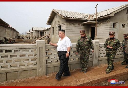 North Korean leader Kim Jong-un (L) inspects a flood-hit village in Unpha, North Hwanghae Province, in this photo released by North Korea's official Korean Central News Agency on Sept. 12, 2020. (For Use Only in the Republic of Korea. No Redistribution) (Yonhap)