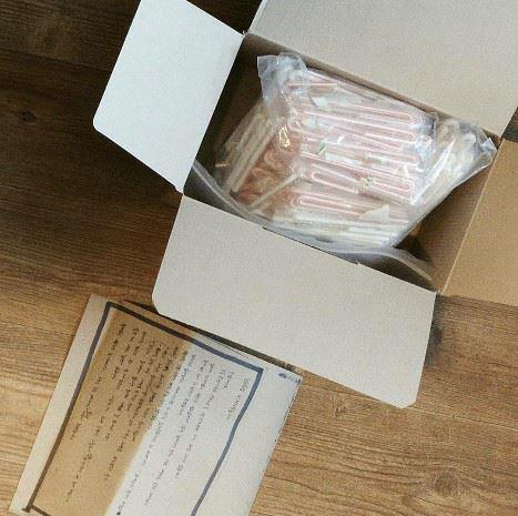 This image, captured from the Instagram account @klarblau_daily, shows a bundle of unused straws and a hand-written letter sent to a dairy company in February 2020. (PHOTO NOT FOR SALE) (Yonhap)