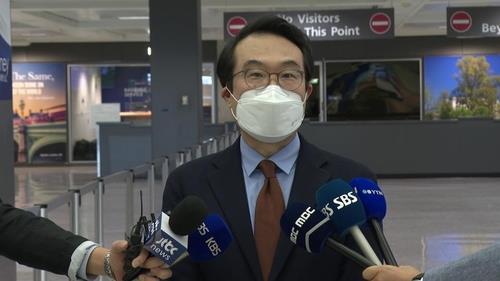 South Korea's top nuclear envoy Lee Do-hoon speaks to reporters after arriving at Dulles International Airport, west of Washington, on Sept. 27, 2020. (Yonhap)