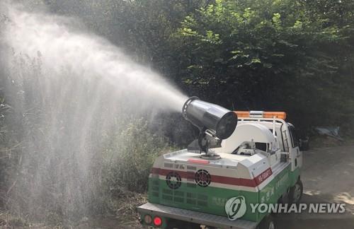 A quarantine vehicle sprays disinfectant solution near a mountain in the city of Chuncheon, northeast of Seoul, on Sept. 25, 2020, as quarantine authorities take measures to prevent African swine fever from hitting the livestock industry following the discovery of the animal disease in a dead wild boar. (Yonhap)