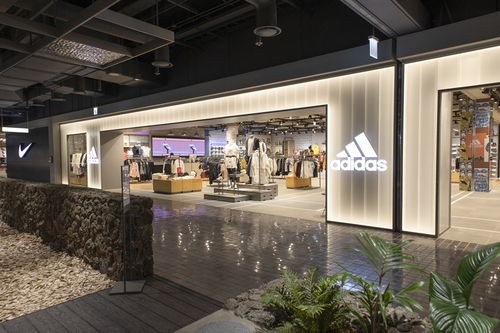 This photo, provided by Hyundai Department Store, shows the sports section of its U-Plex outlet in Bucheon, west of Seoul. (PHOTO NOT FOR SALE) (Yonhap)