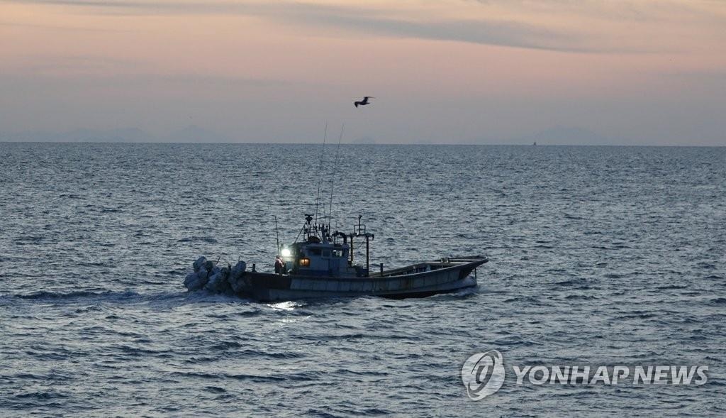 A South Korean fishing boat leaves the western border island of Yeonpyeong on Sept. 26, 2020. A South Korean official was killed by North Korean soldiers in the North's waters near the de facto maritime border on Sept. 22. (Yonhap)