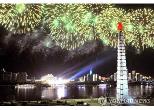 This photo captured from the website of the Rodong Sinmun in North Korea on Oct. 11, 2020, shows fireworks near the Taedong River in Pyongyang to mark the 75th founding anniversary of the Workers' Party on Oct. 10. (For Use Only in the Republic of Korea. No Redistribution) (Yonhap)