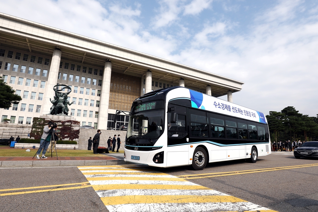 (LEAD) S. Korea's parliament runs hydrogen shuttle bus
