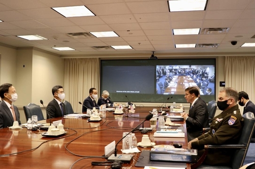 South Korean Defense Minister Suh Wook (2nd from L) and U.S. Defense Secretary Mark Esper (2nd from R) hold the annual defense ministerial talks, known as the Security Consultative Meeting, at the Pentagon on Oct. 14, 2020. (Pool photo) (Yonhap)