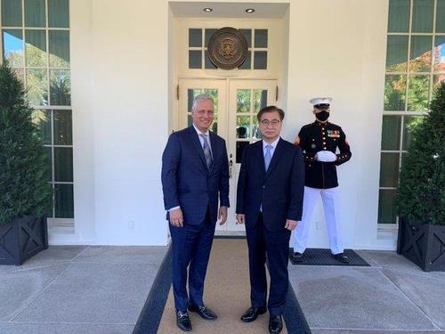 This captured image from the Twitter account of the U.S. National Security Council shows U.S. National Security Adviser Robert O'Brien (L) and his South Korean counterpart, Suh Hoon, posing for a photo after their meeting at the White House on Oct. 14, 2020. (Yonhap)