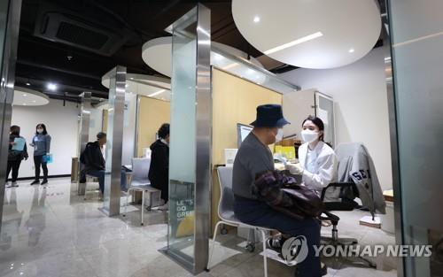 People receive flu shots at a medical center in Seoul on Oct. 26, 2020. Free flu vaccinations are available to people between the ages of 62-69. (Yonhap)