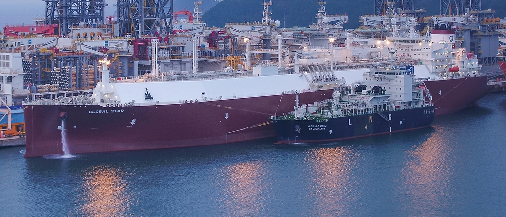 This photo provided by Daewoo Shipbuilding & Marine Engineering Co. shows a ship-to-ship LNG loading test to confirm the safety of newly built LNG carriers' tanks for the first time in the world in Okpo, Geoje Island, about 400 kilometers of south of Seoul. (PHOTO NOT FOR SALE) (Yonhap)