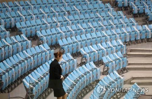 A volleyball game between Industrial Bank of Korea (IBK) and Korea Expressway takes place in an indoor stadium located in Gimcheon, 234 kilometers south of Seoul, with no spectators in attendance due to toughened social distancing steps to prevent the spread of new coronavirus. (Yonhap)