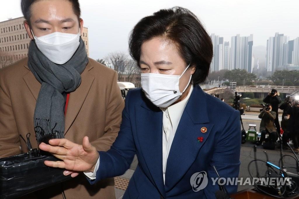 Justice Minister Choo Mi-ae enters the government complex in Gwacheon, south of Seoul, on Dec. 10, 2020. (Yonhap)