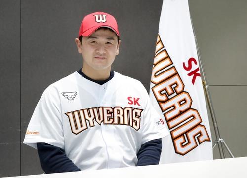 Choi Joo-hwan of the SK Wyverns poses wearing the uniform and hat of his new Korea Baseball Organization club after signing a four-year deal as a free agent on Dec. 11, 2020, in this photo provided by the Wyverns. (PHOTO NOT FOR SALE) (Yonhap)