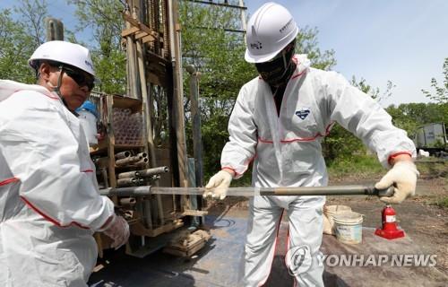 Officials carry out a survey to check the soil contamination level at a former U.S. military base site in Wonju, Gangwon Province, on May 7, 2020. (Yonhap)