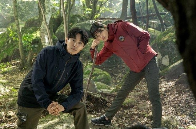A scene from "Cliffhanger" by tvN (PHOTO NOT FOR SALE) (Yonhap)