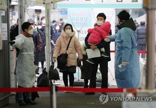 Citizens line up to get tested for COVID-19 at a temporary test center at the plaza of Seoul Station on Feb. 11, 2021, the first day of the Lunar New Year holiday. (Yonhap)