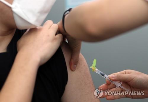 A citizen gets a Pfizer COVID-19 vaccine shot at a hospital in Yangsan, some 420 kilometers south of Seoul, on March 3, 2021. (Yonhap)