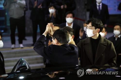 Prosecutor General Yoon Seok-youl claps his hands in a show of support for officials and employees at the Daegu District Prosecutors Office on March 3, 2021. (Yonhap)
