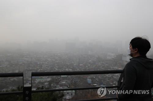 (LEAD) S. Korea suffocated by extremely powerful yellow dust storm
