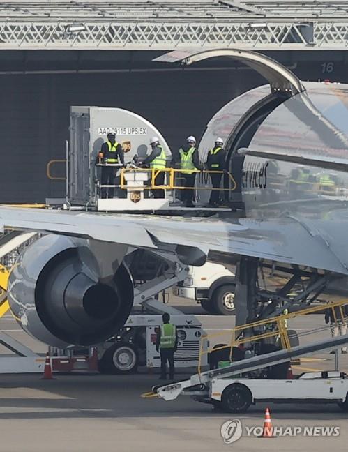 A shipment of Pfizer Inc.'s COVID-19 vaccine is being unloaded from a United Parcel Service cargo plane at Incheon airport, west of Seoul, on March 31, 2021. (Yonhap)