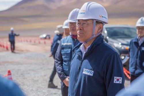 This file photo, provided by POSCO on Oct. 23, 2019, shows POSCO Chairman Choi Jeong-woo inspecting a construction site of a lithium extraction demo plant in Argentina. (PHOTO NOT FOR SALE) (Yonhap)