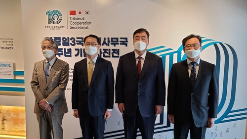 From left to right, Japanese Ambassador Koichi Aiboshi, South Korean Deputy Minister for Political Affairs Kim Gunn, Chinese Ambassador Xing Haiming and Trilateral Cooperation Secretariat Secretary General Hisashi Michigami pose for a photo at a photo exhibition held in Seoul on April 19, 2021, to mark the 10th anniversary of the launch of the secretariat established to improve relations and enhance exchanges. (Yonhap)